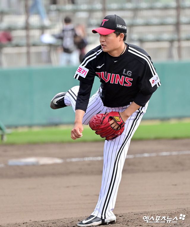LG 투수 심창민은 11일 사직구장에서 열린 '2025 신한 SOL Bank KBO 시범경기' 롯데전에서 8회말 구원 등판했다. 제구가 흔들리며 볼넷 2개를 허용. 실점의 빌미를 제공해 패전 투수가 됐다. 엑스포츠뉴스 DB