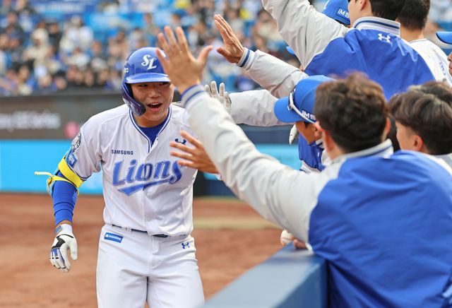 삼성 라이온즈 외야수 함수호가 10일 대구 삼성라이온즈파크에서 열린 두산 베어스와의 시범경기에서 홈런을 친 뒤 세리머니하고 있다. 삼성 라이온즈