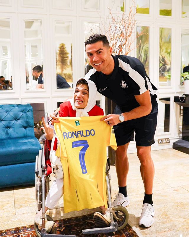 프랑스 매체 레키프는 지난 3일(한국시간) 호날두가 알 나스르의 이란 원정에 2년 전 사건을 이유로 참가하지 않을 것이라고 보도했다. 실제로 호날두는 지난 2일 구단이 공개한 에스테그랄(이란)과의 2024-2025시즌 아시아축구연맹(AFC) 챔피언스리그 엘리트(ACLE) 16강 1차전 원정 명단에 빠졌다. 공격진에 아리프 아이만, 웨슬리, 안젤루, 사디오 마네, 그리고 존 듀란이 포함됐다.SNS