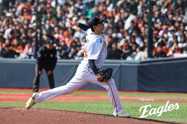 9일 청주야구장에서 열린 2025 KBO리그 두산 베어스와 한화 이글스의 시범경기, 한화 조동욱이 공을 힘차게 던지고 있다. 한화 이글스