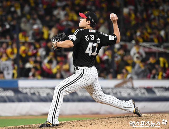 LG 투수 김진성은 10일 사직구장에서 열린 '2025 신한 SOL Bank KBO 시범경기' 롯데전에서 구원 등판했다. 최종 성적 1⅓이닝 무실점으로 활약하며 8-2 팀 승리에 힘을 보탰다. 경기 후 그는 여전히 경쟁하는 마음으로 시즌을 준비하고 있다는 속내를 밝혔다. 엑스포츠뉴스 DB