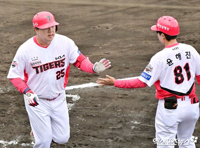 KIA 타이거즈 이우성(왼쪽)이 11일 창원NC파크에서 열린 2025 신한 SOL Bank KBO 시범경기 4차전에서 NC 다이노스를 상대로 만루 홈런을 기록했다. 사진 엑스포츠뉴스 DB