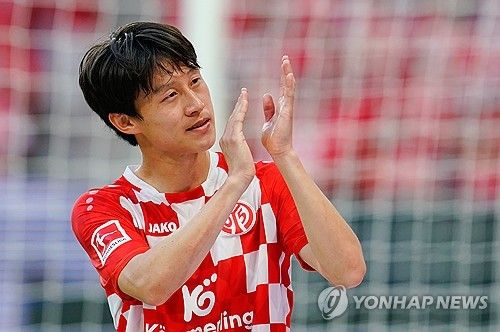 대한민국 공격형 미드필더 이재성이 11일 독일 분데스리가에서 선정한 이주의 팀에 이름을 올렸다. 이재성은 앞서 지난 8일 열린 보루시아 묀헨글라트바흐전에서 도움 2개를 올리며 팀의 승리 일등공신이 됐다. 이재성은 올해 만 33살이 되지만 축구에 대한 열정과 자기 관리로 전성기를 맞고 있다. 이재성은 축구전문지 키커에서도 이주의 팀에 뽑혔다. 연합뉴스