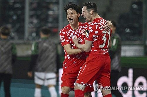 대한민국 공격형 미드필더 이재성이 11일 독일 분데스리가에서 선정한 이주의 팀에 이름을 올렸다. 이재성은 앞서 지난 8일 열린 보루시아 묀헨글라트바흐전에서 도움 2개를 올리며 팀의 승리 일등공신이 됐다. 이재성은 올해 만 33살이 되지만 축구에 대한 열정과 자기 관리로 전성기를 맞고 있다. 이재성은 축구전문지 키커에서도 이주의 팀에 뽑혔다.