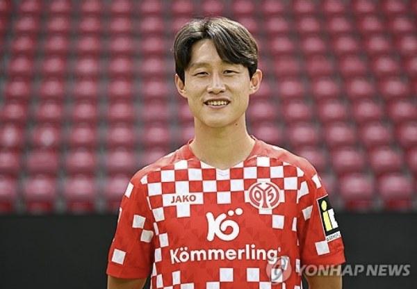 대한민국 공격형 미드필더 이재성이 11일 독일 분데스리가에서 선정한 이주의 팀에 이름을 올렸다. 이재성은 앞서 지난 8일 열린 보루시아 묀헨글라트바흐전에서 도움 2개를 올리며 팀의 승리 일등공신이 됐다. 이재성은 올해 만 33살이 되지만 축구에 대한 열정과 자기 관리로 전성기를 맞고 있다. 이재성은 축구전문지 키커에서도 이주의 팀에 뽑혔다. 연합뉴스