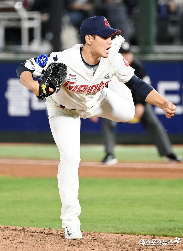 롯데 투수 김진욱은 지난 10일 사직구장에서 열린 '2025 신한 SOL Bank KBO 시범경기' LG전에서 선발 등판했다. 안정적인 제구와 위력적인 변화구로 4이닝 무실점을 기록하며 강렬한 인상을 남겼다. 엑스포츠뉴스 DB