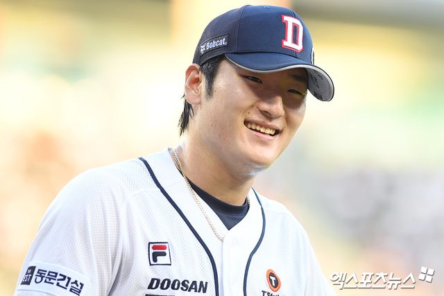 두산 베어스 선발투수 곽빈이 지난해 정규시즌 경기에 선발 등판해 이닝을 마친 뒤 미소 짓고 있다. 엑스포츠뉴스 DB