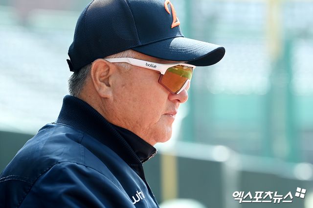 11일 오후 인천SSG랜더스필드에서 열리는 '2025 신한 SOL Bank KBO리그' 한화 이글스와 SSG 랜더스의 시범경기, 한화 김경문 감독이 선수들의 훈련을 지켜보고 있다. 인천, 고아라 기자