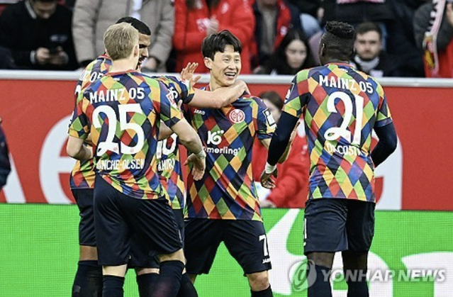 대한민국 공격형 미드필더 이재성이 11일 독일 분데스리가에서 선정한 이주의 팀에 이름을 올렸다. 이재성은 앞서 지난 8일 열린 보루시아 묀헨글라트바흐전에서 도움 2개를 올리며 팀의 승리 일등공신이 됐다. 이재성은 올해 만 33살이 되지만 축구에 대한 열정과 자기 관리로 전성기를 맞고 있다. 이재성은 축구전문지 키커에서도 이주의 팀에 뽑혔다. 연합뉴스