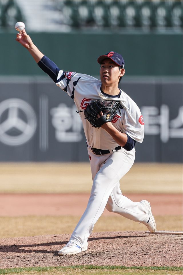 롯데 투수 박세현은 11일 사직구장에서 열린 '2025 신한 SOL Bank KBO 시범경기' LG전에서 8회초 구원 등판했다. ⅔이닝 무실점, 최고 구속 148㎞을 기록하며 승리 투수가 됐다. 롯데 자이언츠