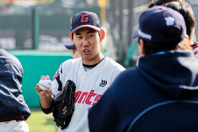 롯데 투수 박세현은 11일 사직구장에서 열린 '2025 신한 SOL Bank KBO 시범경기' LG전에서 8회초 구원 등판했다. ⅔이닝 무실점, 최고 구속 148㎞을 기록하며 승리 투수가 됐다. 롯데 자이언츠