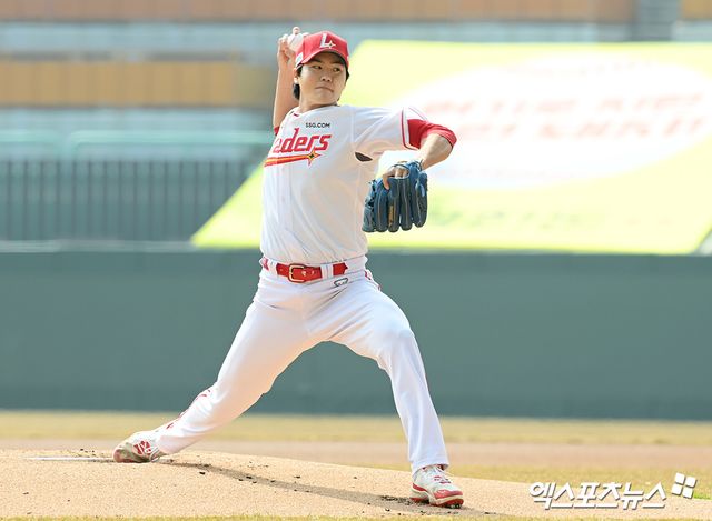 11일 오후 인천SSG랜더스필드에서 열린 '2025 신한 SOL Bank KBO리그' 한화 이글스와 SSG 랜더스의 시범경기, 1회초 SSG 선발투수 정동윤이 공을 힘차게 던지고 있다. 인천, 고아라 기자ㅏ