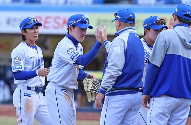 삼성 라이온즈 홍현빈이 11일 대구 삼성라이온즈파크에서 열린 두산 베어스와의 시범경기에서 맹활약해 승리를 이끈 뒤 박진만 감독과 하이파이브하고 있다. 삼성 라이온즈