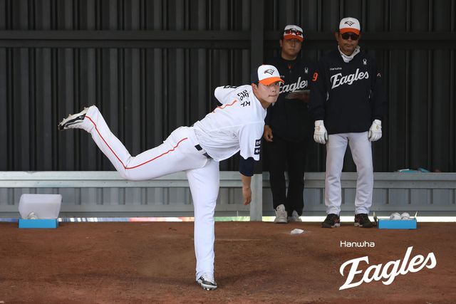 호주 멜버른의 멜버른 볼파크에서 진행된 한화 이글스의 1차 스프링캠프, 문동주가 불펜 피칭을 하고 있다. 한화 이글스