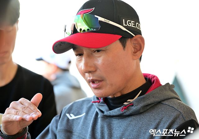 염경엽 LG 감독은 11일 사직구장에서 열린 '2025 신한 SOL Bank KBO 시범경기' 롯데전을 앞두고 최근 떠오른 트레이드 소문에 관해 고개 저었다. 엑스포츠뉴스 DB