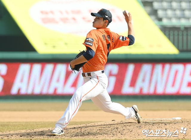 11일 오후 인천SSG랜더스필드에서 열린 '2025 신한 SOL Bank KBO리그' 한화 이글스와 SSG 랜더스의 시범경기, 6회말 한화 문동주가 공을 힘차게 던지고 있다. 인천, 고아라 기자