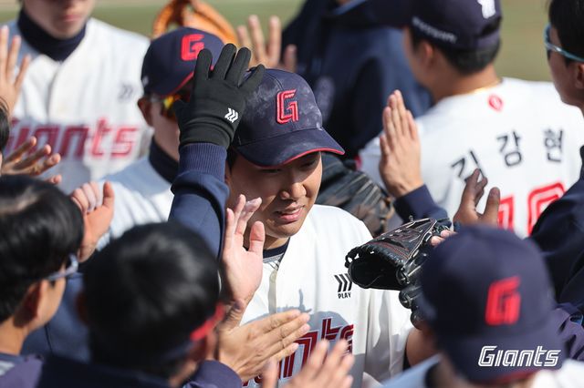 롯데 투수 박세현(가운데)은 11일 사직구장에서 열린 '2025 신한 SOL Bank KBO 시범경기' LG전에서 8회초 구원 등판했다. ⅔이닝 무실점, 최고 구속 148㎞을 기록하며 승리 투수가 됐다. 롯데 자이언츠