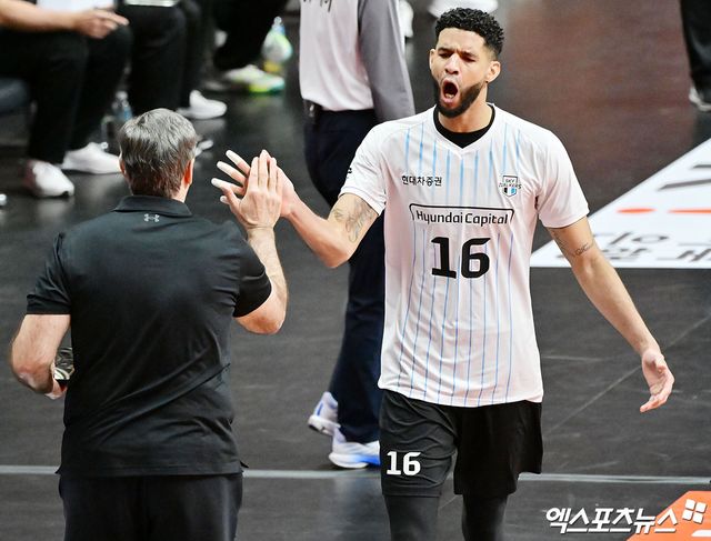 13일 오후 경기도 안산 상록수체육관에서 열린 ‘도드람 2024-2025 V-리그’ OK저축은행과 현대캐피탈의 경기, 현대캐피탈 레오가 득점 후 기뻐하고 있다. 엑스포츠뉴스 DB