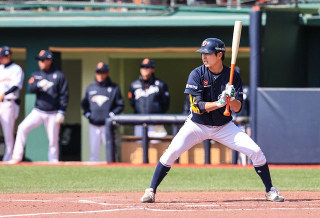 9일 청주야구장에서 열린 2025 KBO리그 두산 베어스와 한화 이글스의 경기, 두산 정수빈이 타격 자세를 취하고 있다. 두산 베어스