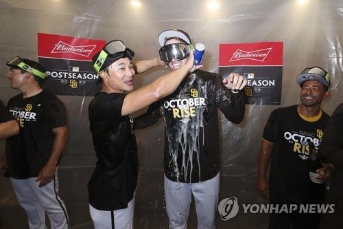 다저스 투수 스넬(오른쪽)은 한국인 선수와 많은 인연을 맺었다. 최근에는 메이저리그 도전에 나선 김하성, 이정후, 김혜성 등의 적응에 많은 도움을 주고 있다. 연합뉴스 AP