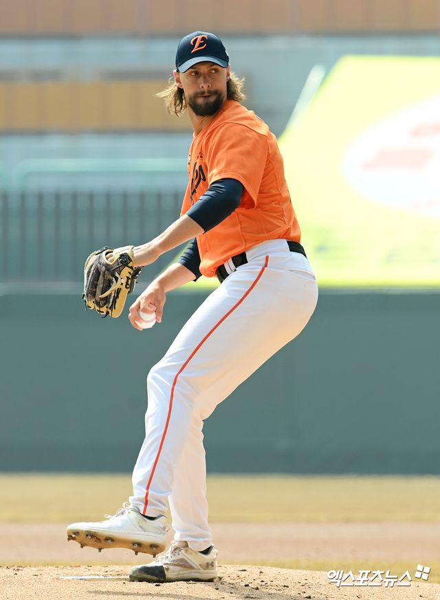 11일 오후 인천SSG랜더스필드에서 열린 '2025 신한 SOL Bank KBO리그' 한화 이글스와 SSG 랜더스의 시범경기, 1회말 한화 선발투수 와이스가 공을 힘차게 던지고 있다. 인천, 고아라 기자