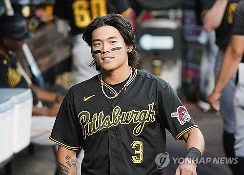 피츠버그 외야수 배지환은 12일(한국시간) 레콤파크에서 열린 '2025 메이저리그' 시범경기 양키스전에서 1번타자 중견수로 선발 출전했다. 2루타 2개로 뜨거운 타격감을 과시해 다가올 2025시즌을 향한 기대감을 높이고 있다. 연합뉴스 UPI