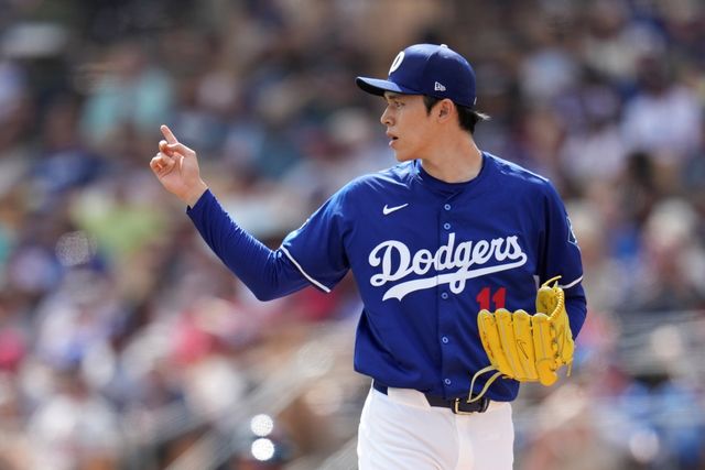 LA 다저스 우완투수 사사키 로키가 오는 19일 일본 도쿄돔에서 열리는 2025 미국프로야구 메이저리그 컵스와의 정규시즌 개막 2연전 '도쿄시리즈' 2차전에 선발투수로 등판한다. 사사키는 12일 클리블랜드 가디언스와의 시범경기에 선발 등판해 4이닝 무실점을 기록하면서 기대감을 높였다. AP 연합뉴스