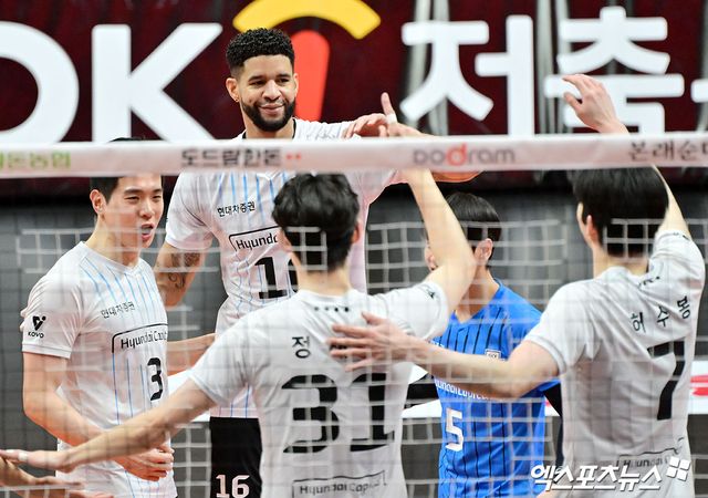 13일 오후 경기도 안산 상록수체육관에서 열린 ‘도드람 2024-2025 V-리그’ OK저축은행과 현대캐피탈의 경기, 현대캐피탈 레오가 서브에이스를 기록한 후 기뻐하고 있다. 엑스포츠뉴스 DB