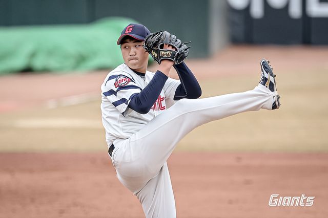 롯데 투수 김태현은 지난 10일 사직구장에서 열린 '2025 신한 SOL Bank KBO 시범경기' LG전에서 구원 등판했다. 생애 첫 시범경기 등판에도 씩씩하게 제 공을 던져 2이닝 1실점(무자책점)을 기록했다. 롯데 자이언츠