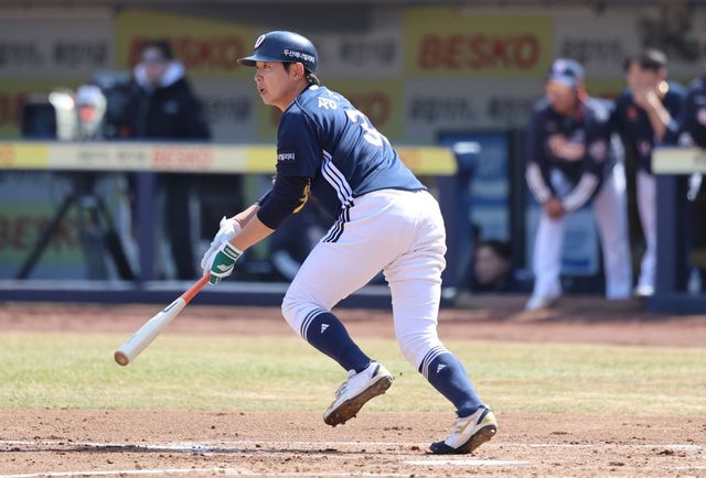 11일 대구삼성라이온즈파크에서 열린 2025 KBO리그 두산 베어스와 삼성 라이온즈의 경기, 두산 정수빈이 타격을 하고 있다. 두산 베어스