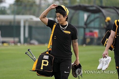 피츠버그 외야수 배지환은 12일(한국시간) 레콤파크에서 열린 '2025 메이저리그' 시범경기 양키스전에서 1번타자 중견수로 선발 출전했다. 2루타 2개로 뜨거운 타격감을 과시해 다가올 2025시즌을 향한 기대감을 높이고 있다. 연합뉴스 AP