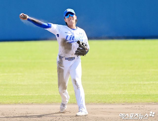 1일 오후 일본 오키나와 온나손 아카마 구장에서 열린 LG 트윈스와 삼성 라이온즈의 연습경기, 4회초 삼성 이재현이 1루로 송구하고 있다. 엑스포츠뉴스 DB