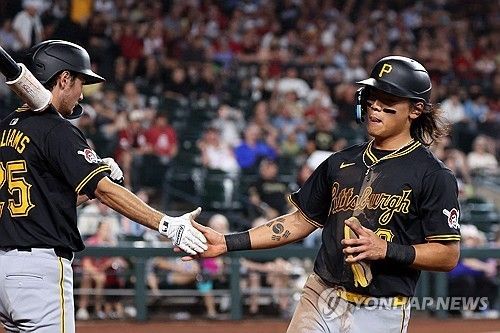 피츠버그 외야수 배지환(오른쪽)은 12일(한국시간) 레콤파크에서 열린 '2025 메이저리그' 시범경기 양키스전에서 1번타자 중견수로 선발 출전했다. 2루타 2개로 뜨거운 타격감을 과시해 다가올 2025시즌을 향한 기대감을 높이고 있다. 연합뉴스 AFP