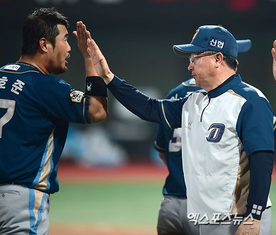 2016 시즌 NC 다이노스에서 현역으로 뛰었던 이호준(왼쪽) 현 NC 다이노스 감독과 당시 NC를 이끌었던 김경문 현 한화 이글스 감독. 사진 엑스포츠뉴스 DB