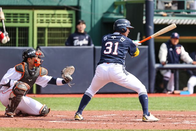 8일 청주야구장에서 열린 2025 KBO리그 두산 베어스와 한화 이글스의 경기, 두산 정수빈이 타격 자세를 취하고 있다. 두산 베어스