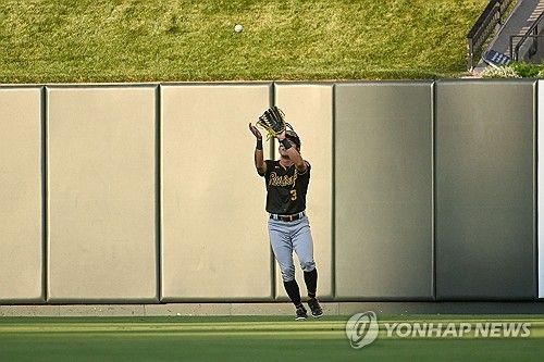 피츠버그 외야수 배지환은 12일(한국시간) 레콤파크에서 열린 '2025 메이저리그' 시범경기 양키스전에서 1번타자 중견수로 선발 출전했다. 2루타 2개로 뜨거운 타격감을 과시해 다가올 2025시즌을 향한 기대감을 높이고 있다. 연합뉴스 AFP