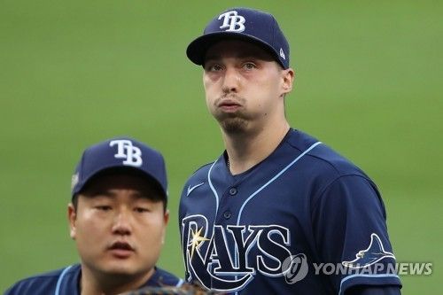 다저스 투수 스넬(오른쪽)은 한국인 선수와 많은 인연을 맺었다. 최근에는 메이저리그 도전에 나선 김하성, 이정후, 김혜성 등의 적응에 많은 도움을 주고 있다. 연합뉴스 AFP