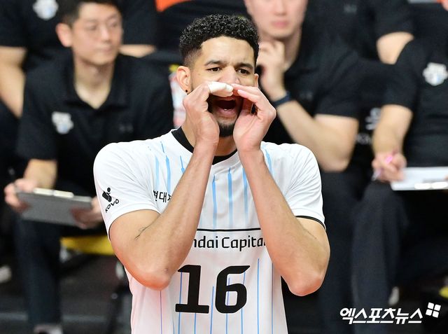 13일 오후 경기도 안산 상록수체육관에서 열린 ‘도드람 2024-2025 V-리그’ OK저축은행과 현대캐피탈의 경기, 현대캐피탈 레오가 선수들을 격려하고 있다. 엑스포츠뉴스 DB