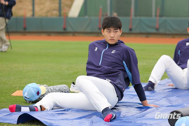 롯데 투수 김태현은 지난 10일 사직구장에서 열린 '2025 신한 SOL Bank KBO 시범경기' LG전에서 구원 등판했다. 생애 첫 시범경기 등판에도 씩씩하게 제 공을 던져 2이닝 1실점(무자책점)을 기록했다. 롯데 자이언츠