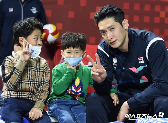29일 오후 인천광역시 부평구 삼산월드체육관에서 열린 '도드람 2022-2023 V-리그 올스타전'이 열렸다. M-STAR 문성민이 자녀들과 포즈를 취하고 있다. 엑스포츠뉴스 DB