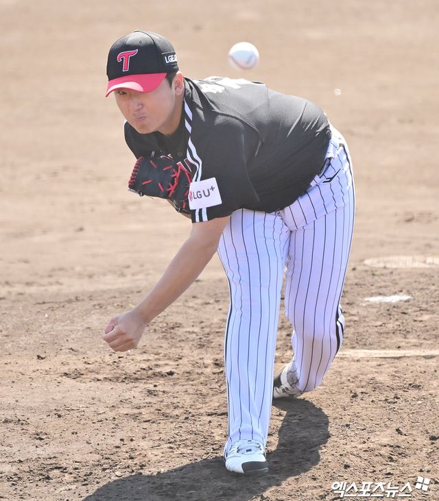 1일 오후 일본 오키나와 온나손 아카마 구장에서 열린 LG 트윈스와 삼성 라이온즈의 연습경기, 3회말 LG 송승기가 공을 힘차게 던지고 있다. 엑스포츠뉴스 DB