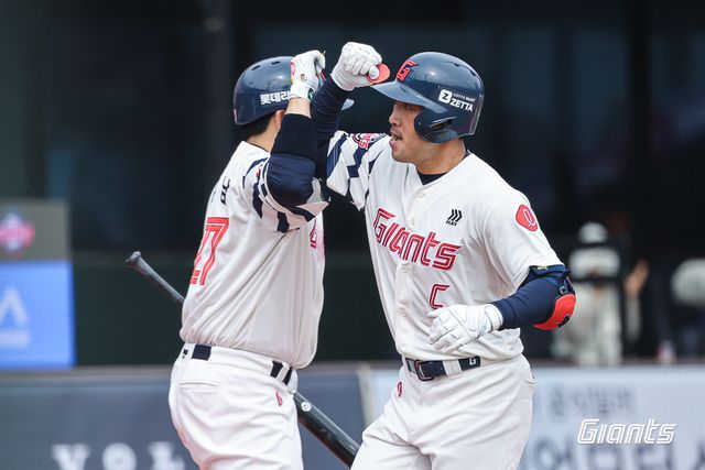 롯데 자이언츠 캡틴 전준우(오른쪽)가 13일 부산 사직야구장에서 열린 2025 신한 SOL Bank KBO 시범경기 5차전에서&nbsp;한화 이글스 류현진을 상대로 4회말 역전 2점 홈런을 기록한 뒤 세리머니를 하고 있다. 사진 롯데 자이언츠