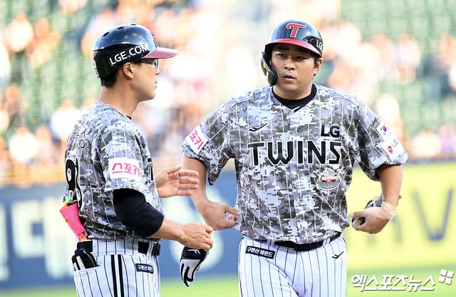 25일 오후 서울 송파구 잠실야구장에서 열린 '2024 신한 SOL Bank KBO리그' 삼성 라이온즈와 LG 트윈스의 경기, 2회말 1사 2루 LG 안익훈이 1타점 적시타를 날린 후 귀루하고 있다. 엑스포츠뉴스 DB