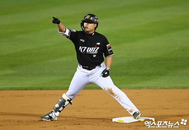 11일 오후 서울 송파구 잠실야구장에서 열린 '2024 신한 SOL Bank KBO 포스트시즌' KT 위즈와 LG 트윈스의 경기, 2회초 KT 선두타자 강백호가 안타를 때려낸 뒤 2루까지 진루 시도했으나 LG 유격수 오지환에게 태그 아웃 당한 뒤 비디오 판독을 요청하고 있다. 이후 KT측 요청으로 비디오 판독 실시했으나 원심 유지되며 아웃. 엑스포츠뉴스 DB