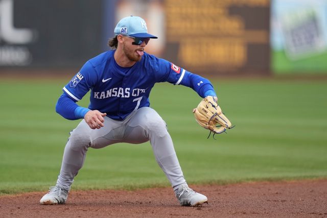 캔자스시티 로열스 내야수 바비 위트 주니어가 13일 미국 애리조나주 피오리아의 피오리아 스타디움에서 열린 2025 미국프로야구 메이저리그 시애틀 매리너스와의 시범경기에 2번타자 겸 유격수로 선발 출전해 2타수 무안타를 기록했다. 세 번째 타석에서 상대 투수의 투구에 맞아 교체됐고, 병원 검진 결과 타박상 소견을 받았다. AP 연합뉴스