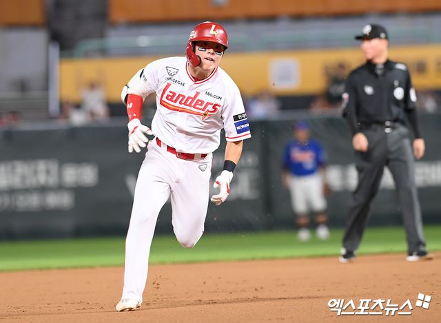 10일 오후 인천SSG랜더스필드에서 열린 '2024 신한 SOL Bank KBO리그' 한화 이글스와 SSG 랜더스의 경기, 6회말 SSG 정준재가 안타를 날린 뒤 3루베이스를 향하고 있다. 엑스포츠뉴스 DB