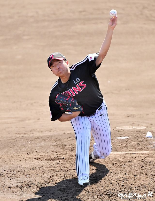 1일 오후 일본 오키나와 온나손 아카마 구장에서 열린 LG 트윈스와 삼성 라이온즈의 연습경기, 3회말 LG 송승기가 공을 힘차게 던지고 있다. 엑스포츠뉴스 DB