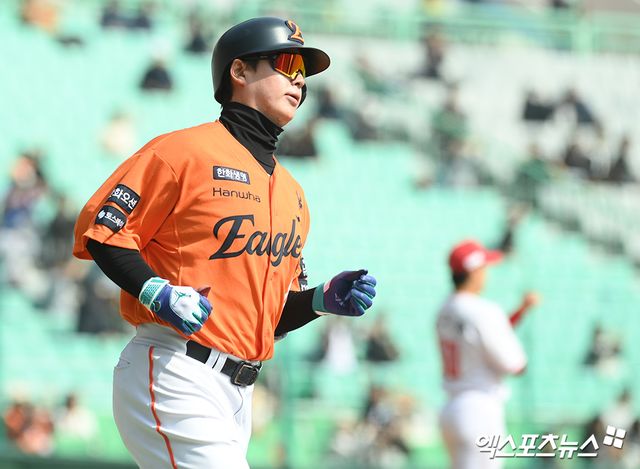 한화 이글스 4번타자 노시환이 13일 부산 사직야구장에서 열린 2025 신한 SOL Bank KBO 시범경기 5차전에서&nbsp;롯데 자이언츠를 상대로 5회초 박세웅을 상대로 역전 2점 홈런을 기록했다. 사진 엑스포츠뉴스 DB