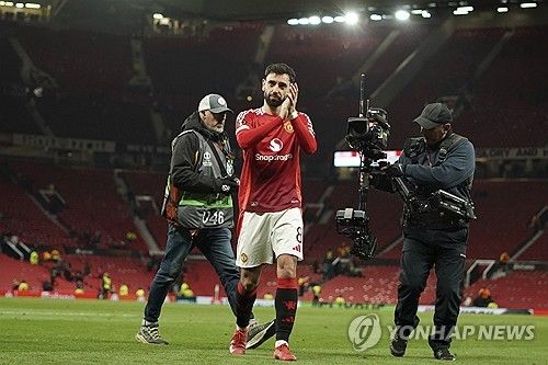 위기의 맨체스터 유나이티드가 유럽축구연맹(UEFA) 유로파리그 8강에 오르면서 8년 만의 이 대회 우승컵에 한 발 다가섰다. 맨유는 14일 영국 맨체스터 올드 트래퍼드에서 열린 2024-2025 유로파리그 16강 2차전에서 레알 소시에다드를 4-1로 대파했다. 브루누 페르난데스가 해트트릭을 기록했다. 연합뉴스