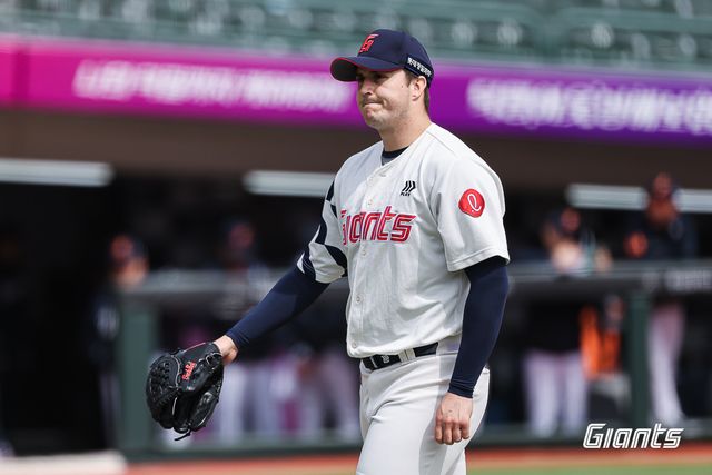 롯데 자이언츠 외국인 투수 터커 데이비슨이 13일 부산 사직야구장에서 열린 2025 신한 SOL Bank KBO 시범경기 5차전에서&nbsp;한화 이글스를 상대로 4이닝 1실점을 기록했다. 사진 롯데 자이언츠